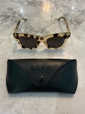 Diff Eyewear Kaia Cream Tortoise Sunglasses w Branded Case